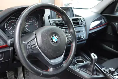 BMW 116i Sport Line — Compacte dynamique, entretien à jour, aide au stationnement — Miniature 8