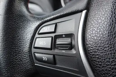 BMW 116i Sport Line — Compacte dynamique, entretien à jour, aide au stationnement — Miniature 9