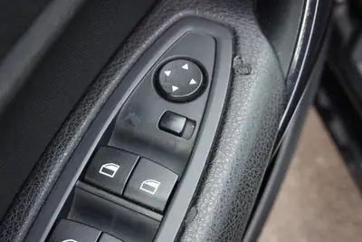 BMW 116i Sport Line — Compacte dynamique, entretien à jour, aide au stationnement — Miniature 10