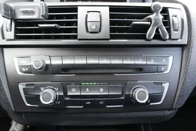 BMW 116i Sport Line — Compacte dynamique, entretien à jour, aide au stationnement — Miniature 13