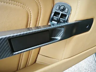 Aston Martin DBS Coupé Touchtronic 2 — Superbe Gran Turismo britannique, historique complet — Miniature 9