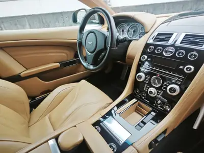 Aston Martin DBS Coupé Touchtronic 2 — Superbe Gran Turismo britannique, historique complet — Miniature 8