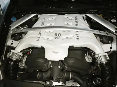 Aston Martin DBS Coupé Touchtronic 2 — Superbe Gran Turismo britannique, historique complet — Miniature 10