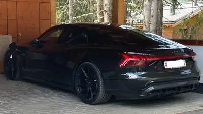 Audi e-tron GT RS quattro 2022 — Grand tourisme électrique haute performance, 32'000 km — vista posteriore