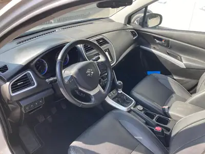 Suzuki S-Cross 1.6 TD 4WD — SUV diesel robuste, toit panoramique et équipement premium — interior