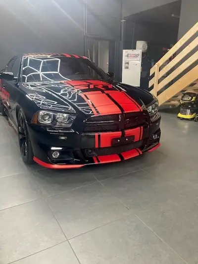 Dodge Charger SRT-8 — Muscle-car américain 477 ch, intérieur cuir rouge signature — vista esterna