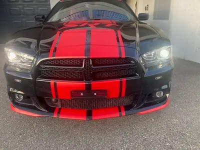 Dodge Charger SRT-8 — Muscle-car américain 477 ch, intérieur cuir rouge signature — vista posteriore