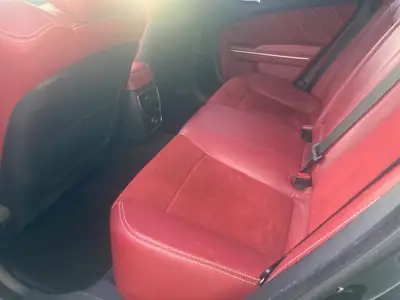Dodge Charger SRT-8 — Muscle-car américain 477 ch, intérieur cuir rouge signature — dettaglio
