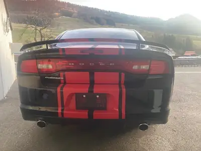 Dodge Charger SRT-8 — Muscle-car américain 477 ch, intérieur cuir rouge signature — interni