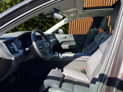 Volvo XC60 2.0 T6 TE Ultimate Dark eAWD — SUV hybride rechargeable, 29'000 km seulement — Miniature 9