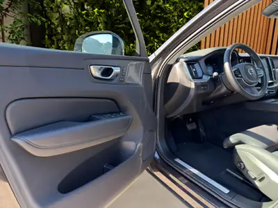 Volvo XC60 2.0 T6 TE Ultimate Dark eAWD — SUV hybride rechargeable, 29'000 km seulement — Miniature 12