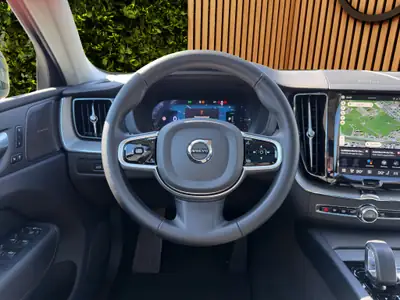 Volvo XC60 2.0 T6 TE Ultimate Dark eAWD — SUV hybride rechargeable, 29'000 km seulement — Miniature 13