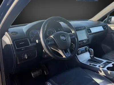 VW Touareg 3.0 TDI — SUV robuste, motorisation puissante et équipement premium — Miniature 8