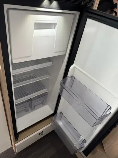 Mercedes-Benz Sprinter Microlinner Yucon 2024 — Camping-car intégral, très faible kilométrage — Thumbnail 13
