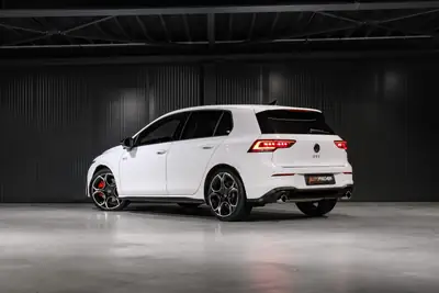 VW Golf 2.0 TSI GTI DSG — Sportivité premium et technologie de pointe — fianco
