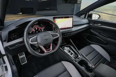 VW Golf 2.0 TSI GTI DSG — Sportivité premium et technologie de pointe — Miniatura 13
