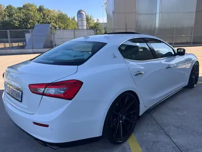 Maserati Ghibli S Q4 — Berline italienne sportive, édition Swiss Mountain exclusive — vista posteriore