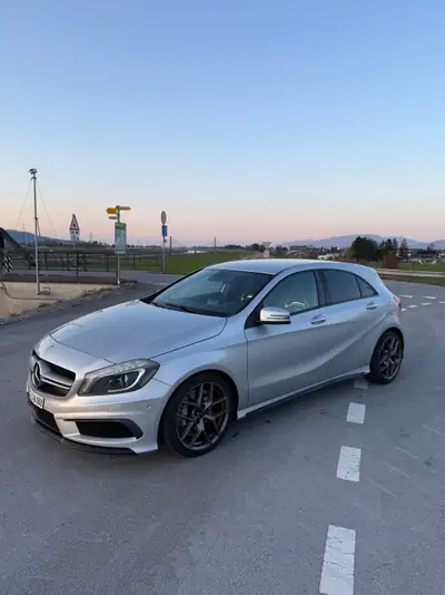 Mercedes-Benz A 45 AMG 4Matic — 410 ch, performance compacte et légendaire — côté
