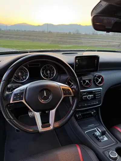 Mercedes-Benz A 45 AMG 4Matic — 410 ch, performance compacte et légendaire — Miniature 8