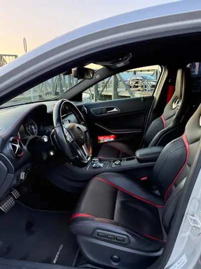 Mercedes-Benz A 45 AMG 4Matic — 410 ch, performance compacte et légendaire — Miniature 9