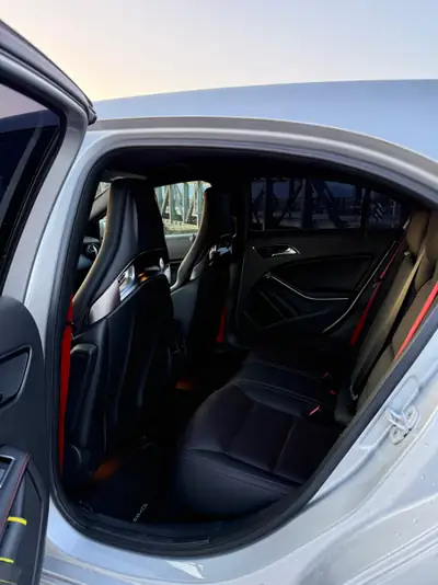 Mercedes-Benz A 45 AMG 4Matic — 410 ch, performance compacte et légendaire — Miniature 10