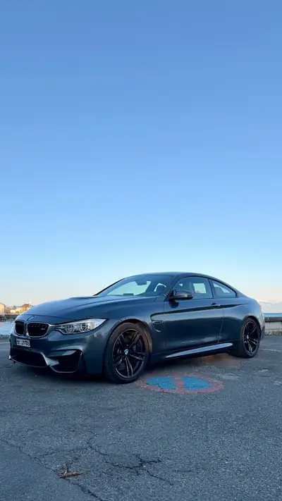 BMW M4 Coupé DKG — Sportive de légende, 431 ch et transmission semi-automatique — fianco