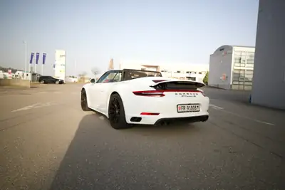 Porsche 911 Carrera 4S Cabrio PDK — Roadster mythique, 49000 km, toit électrique — côté