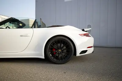Porsche 911 Carrera 4S Cabrio PDK — Roadster mythique, 49000 km, toit électrique — intérieur