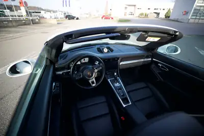 Porsche 911 Carrera 4S Cabrio PDK — Roadster mythique, 49000 km, toit électrique — détail