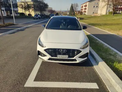 Hyundai i30 Fastback N Line 2025 — Sportive compacte, hybride légère, 9 500 km seulement — Seitenansicht