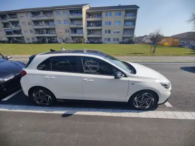 Hyundai i30 Fastback N Line 2025 — Sportive compacte, hybride légère, 9 500 km seulement — Heckansicht