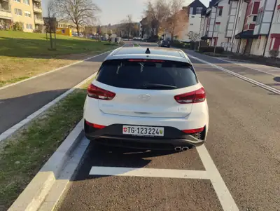 Hyundai i30 Fastback N Line 2025 — Sportive compacte, hybride légère, 9 500 km seulement — Armaturenbrett
