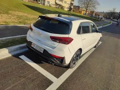 Hyundai i30 Fastback N Line 2025 — Sportive compacte, hybride légère, 9 500 km seulement — Innenraum