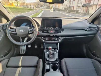 Hyundai i30 Fastback N Line 2025 — Sportive compacte, hybride légère, 9 500 km seulement — Miniatur 11