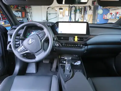 Lexus UX 250h F Line — Hybride compact premium, 19 800 km seulement — vista posteriore