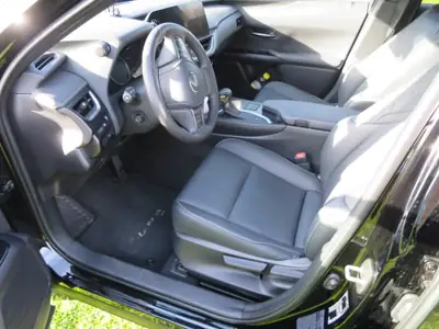 Lexus UX 250h F Line — Hybride compact premium, 19 800 km seulement — interni