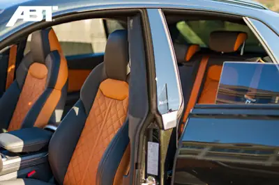 Audi Q8 ABT Exclusive 558 PS — Hybride rechargeable haute performance, 3000 km seulement — tableau de bord