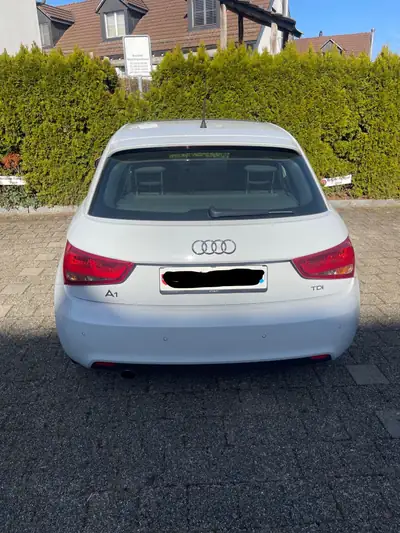 Audi A1 Sportback 1.6 TDI — Citadine économique et fiable, navigation embarquée — side view