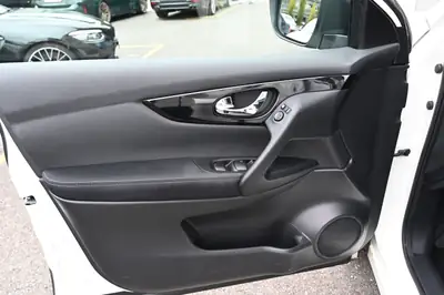 Nissan Qashqai 1.6 dCi Tekna — SUV compact 4x4, caméra 360° et toit panoramique — Thumbnail 11