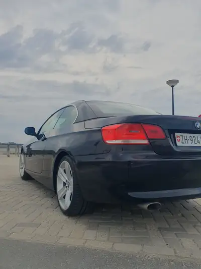 BMW 320d Cabriolet — Cabriolet diesel sportif, entretien soigné, sans accident — Heckansicht
