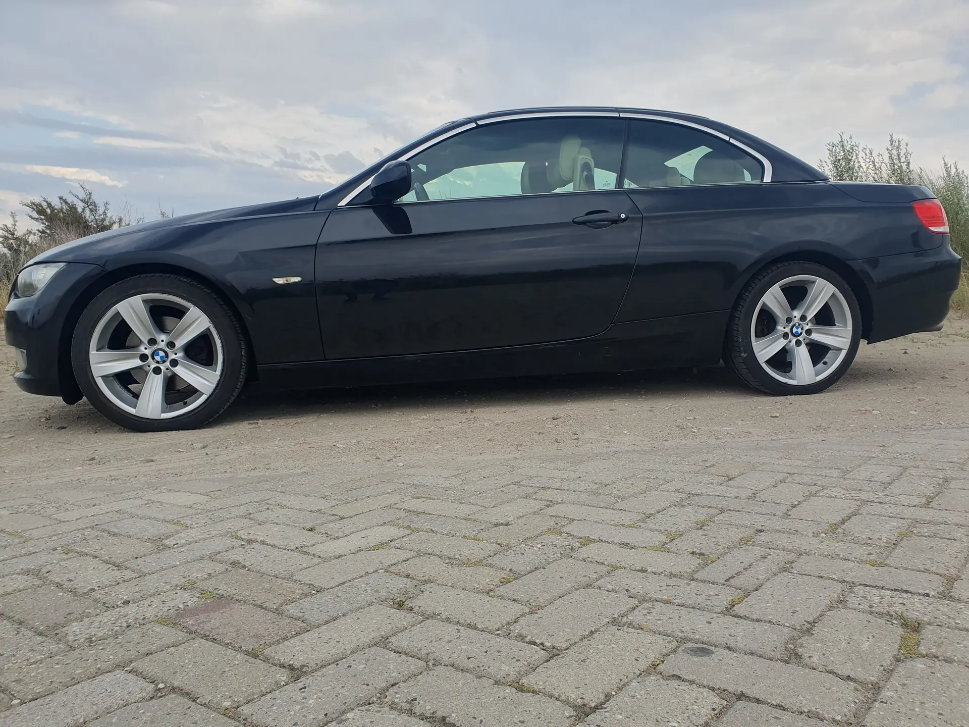 BMW 320d Cabriolet — Cabriolet diesel sportif, entretien soigné, sans accident — Außenansicht