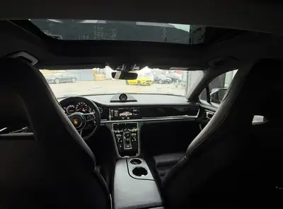 Porsche Panamera 4 PDK — Berline sportive all-wheel drive, 330 ch d'exception — fianco