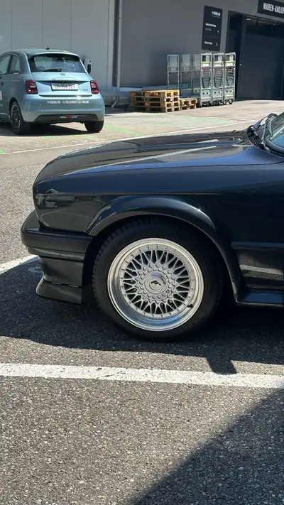 BMW 325 E30 325iX Swiss Spec — Coupé sportif emblématique, transmission intégrale, 3 jeux de roues neufs — côté