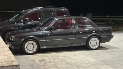 BMW 325 E30 325iX Swiss Spec — Coupé sportif emblématique, transmission intégrale, 3 jeux de roues neufs — vue extérieure