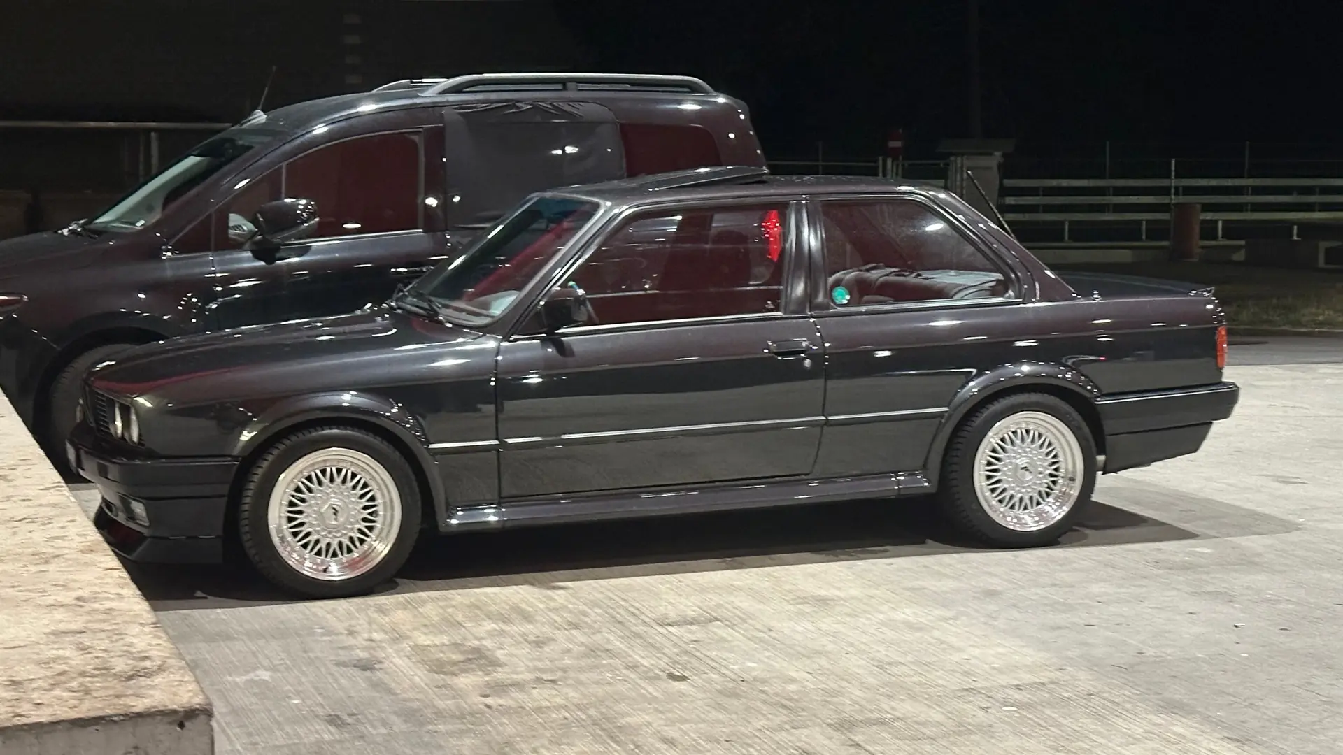 BMW 325 E30 325iX Swiss Spec — Coupé sportif emblématique, transmission intégrale, 3 jeux de roues neufs — vue extérieure
