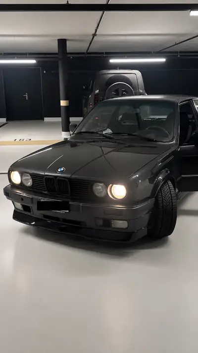BMW 325 E30 325iX Swiss Spec — Coupé sportif emblématique, transmission intégrale, 3 jeux de roues neufs — tableau de bord