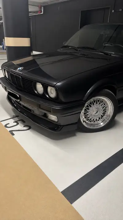 BMW 325 E30 325iX Swiss Spec — Coupé sportif emblématique, transmission intégrale, 3 jeux de roues neufs — détail