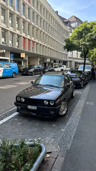 BMW 325 E30 325iX Swiss Spec — Coupé sportif emblématique, transmission intégrale, 3 jeux de roues neufs — intérieur