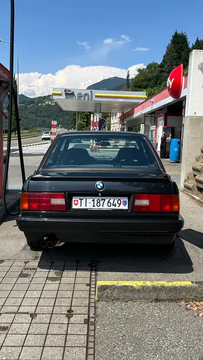BMW 325 E30 325iX Swiss Spec — Coupé sportif emblématique, transmission intégrale, 3 jeux de roues neufs — Miniature 16