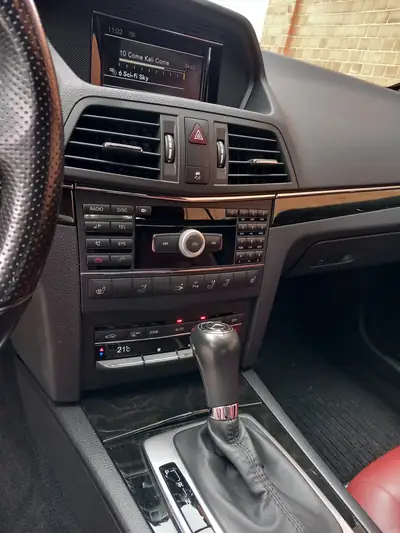 Mercedes-Benz E 250 Cabriolet — Élégance décapotable, moteur efficient et 67 000 km — Armaturenbrett